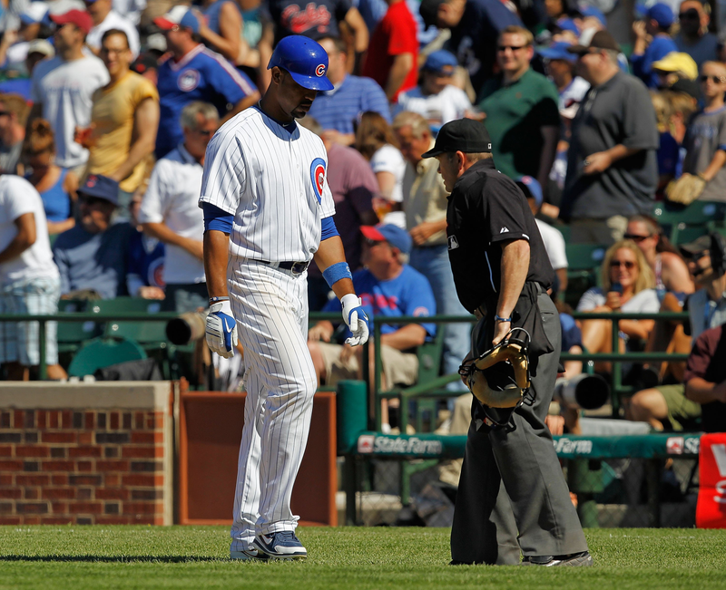 Illustration for article titled Umpire Jerry Meals Is Small, Most Baseball Men Are Large: Physical Comedy Ensues